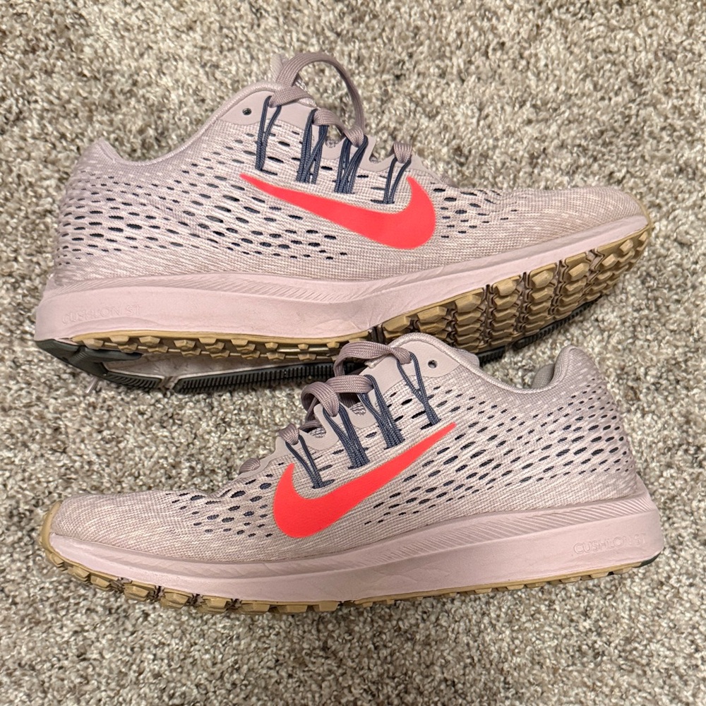 Nike Women's Zoom Winflo 5 Running Shoes